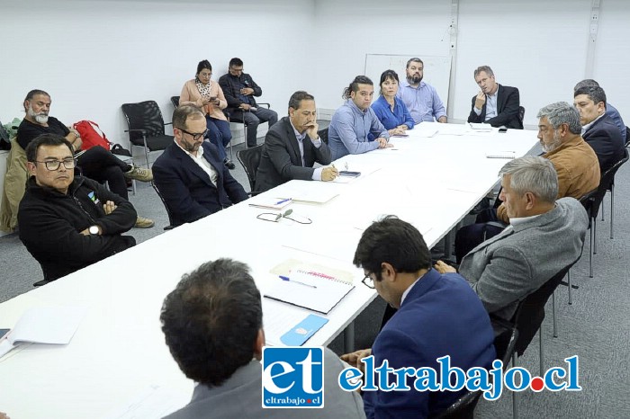 La diputada Marzán junto al Ministro de Transporte Juan Carlos Muñoz, alcaldes de la provincia, entre otras autoridades, en la primera mesa de trabajo para hallar soluciones al problema de falta de transporte público.