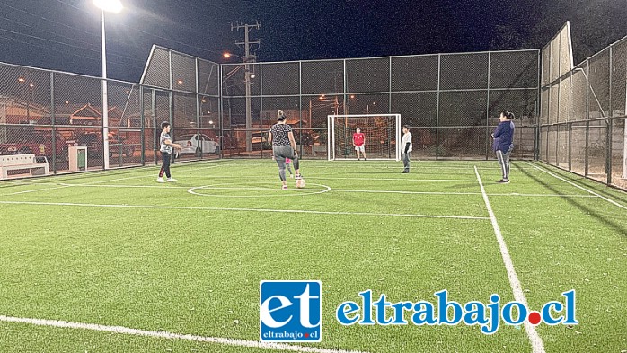 La Municipalidad de Santa María inauguró una multicancha de lujo en la Villa Cumbres de Aconcagua, beneficiando a las 154 familias que allí habitan.