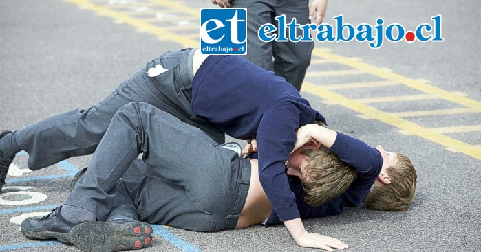 Una brutal pelea de estudiantes se registró en Avenida Miraflores con Hermanos Carrera Oriente en San Felipe. (Imagen referencial)