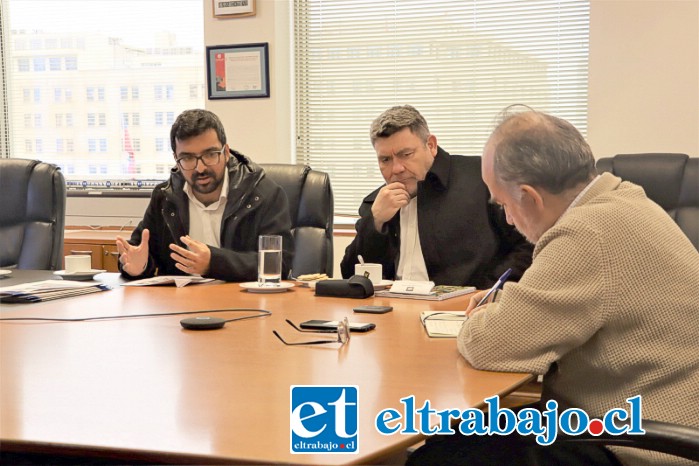 Alcalde de Llay Llay, Edgardo González Arancibia, junto al diputado Nelson Venegas en reunión con el presidente de EFE.