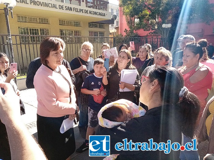 Cerca de 30 personas esperaron a la alcaldesa para exigirle no ser ubicados en terreno de 33 hectáreas.