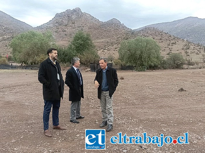 El Fiscal Anticorrupción Claudio Rebeco, al centro, en visita a uno de los terrenos en cuestión.