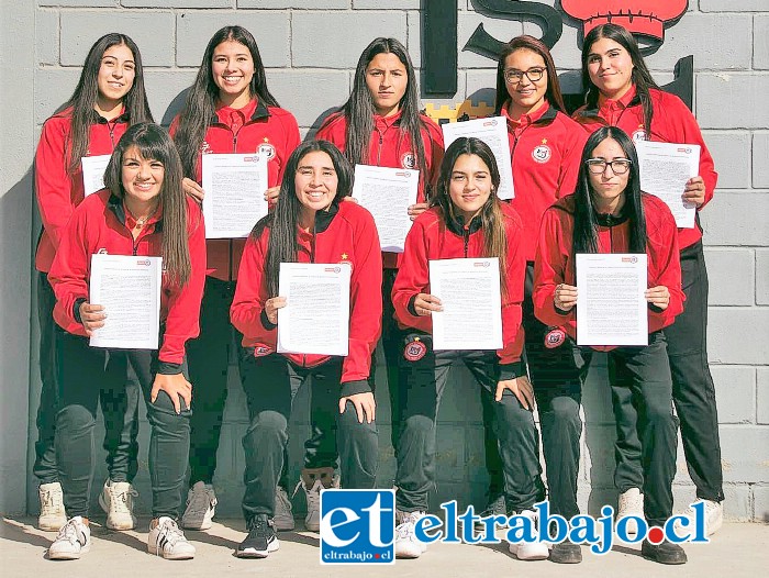 Ellas son las primeras jugadoras profesionales del Unión San Felipe que firman contrato con la institución.