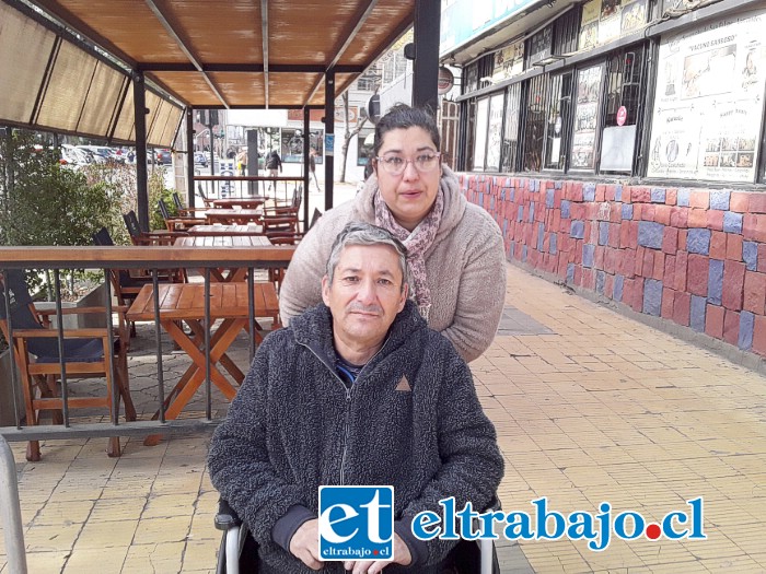 Julio junto a su hija Karen, quien lo acompaña a todos lados en esta nueva pesadilla que están viviendo.