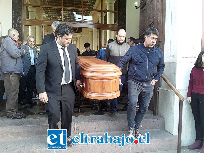 El féretro con los restos de Don Hugo saliendo de la Catedral de San Felipe una vez terminada la misa.