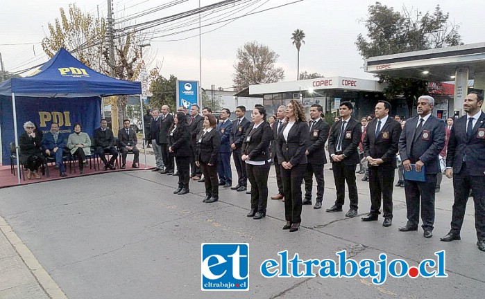 Personal de la PDI junto a autoridades de la provincia en la celebración de los 90 años.