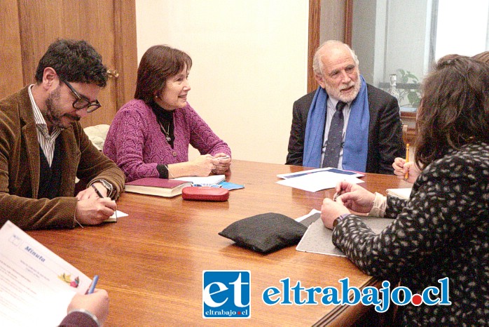 La alcaldesa Castillo en compañía de su equipo técnico, se reunió la tarde de este lunes con el ministro de Vivienda y Urbanismo.