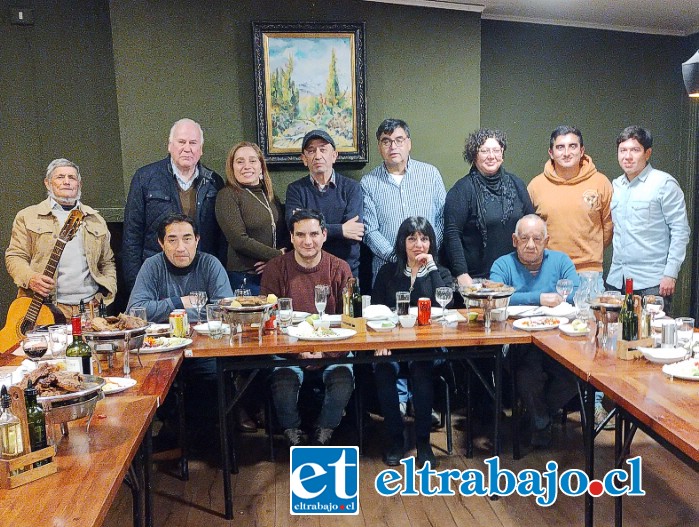 Personal administrativo y periodístico de Diario El Trabajo, junto a algunos de sus columnistas, en la cena de camaradería sostenida el viernes recién pasado en el céntrico Restaurant Reinares.