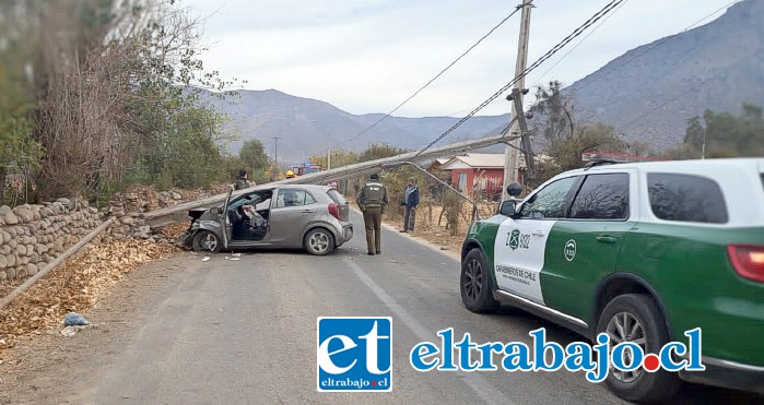 En esta posición y con airbag activado quedó el automóvil particular del suboficial de Carabineros Juan Santibáñez Sanhueza. (Foto Putaendoinforma.com)