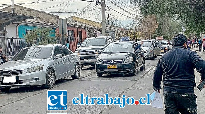 Acá nos muestra la fotografía de un auto estacionado mientras un conductor reclama levantando las manos.