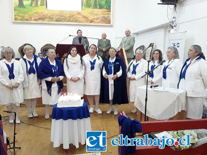 Todas las integrantes de Damas de Blanco San Felipe frente a la tradicional torta.