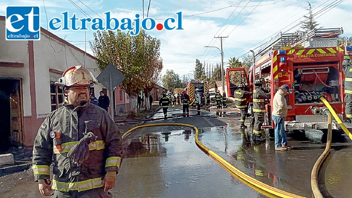 Bomberos trabajó arduamente para controlar el siniestro.