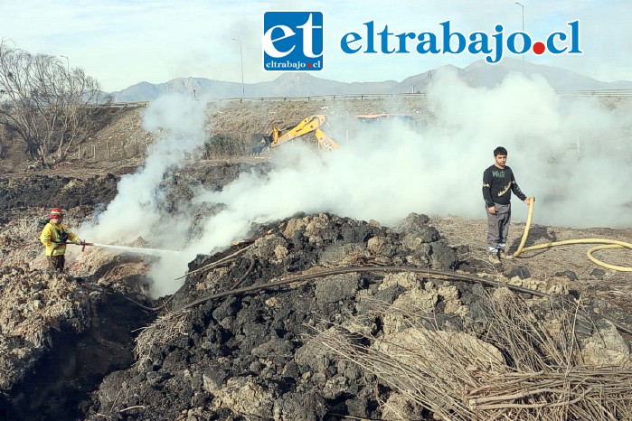 Con maquinaria pesada se trabaja para poder extinguir totalmente este incendio.