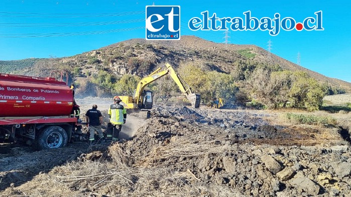 Así continúan trabajabando los equipos para extinguir el incendio.