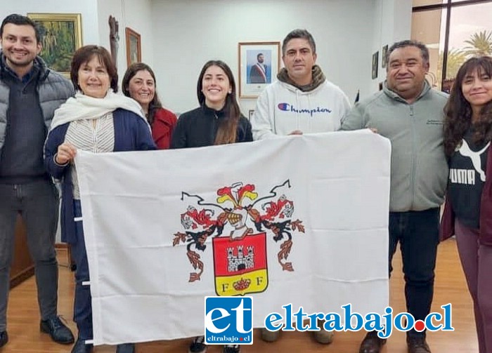 Ella es María Ignacia Lazcano Plaza, junto a sus padres y autoridades. Deportista sanfelipeña que viaja a Europa junto a la bandera de San Felipe.