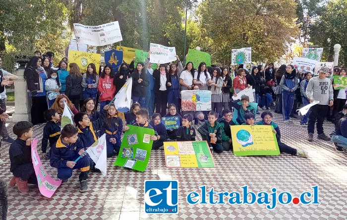 Estudiantes estuvieron repartiendo folletos a los vecinos.