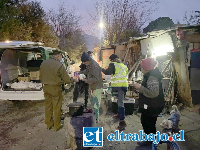 Oficina de Integración Comunitaria de Carabineros entregó ayuda a las personas en situación de calle.