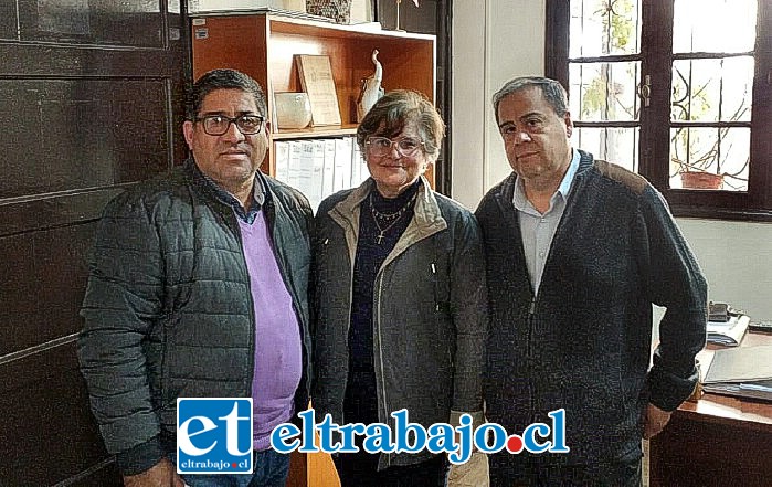 Claudio Pantoja junto a la directora de salud municipal, enfermera Marcela Brito, y Marcelo Lucero.