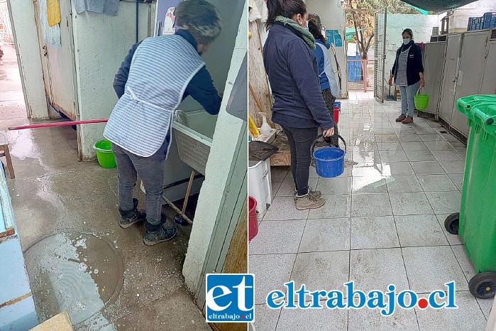 En sectores llenos de agua deben realizar sus labores las trabajadoras.