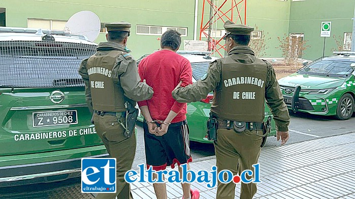 El sentenciado siendo trasladado por personal de Carabineros.