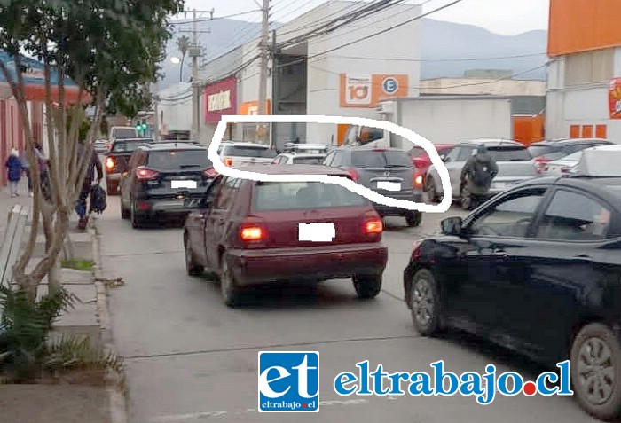 En el círculo se aprecian vehículos estacionados en calle Santo Domingo que impiden la normal circulación de taxis colectivos.