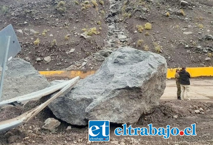 Rocas de gran tamaño cayeron en la ruta internacional.