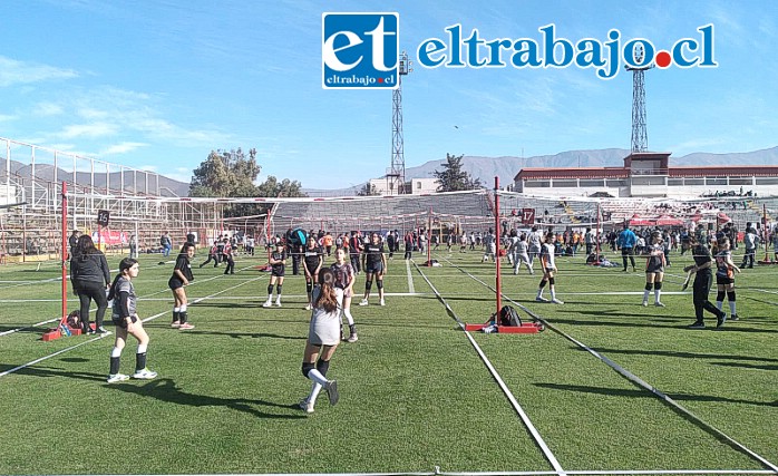 En toda la cancha se habilitaron espacios para jugar voleibol.