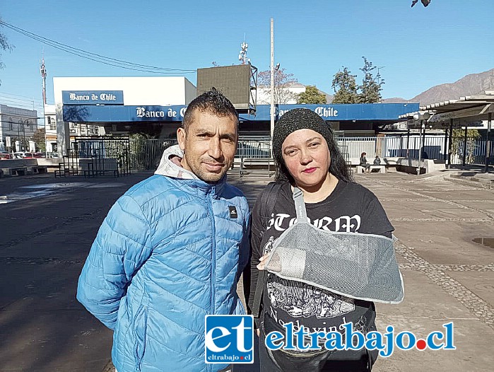 Fabiola Sánchez junto a Ronal Olivares, quienes realizaron la invitación al bingo.