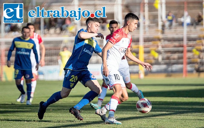 Gómez tratando de dejar atrás a un marcador de Barnechea. (Foto: Jorge Ampuero)