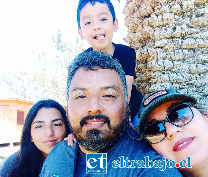 En la imagen, junto a su familia integrada por su esposa, su hija de 12 años y su hijo de 4 años.