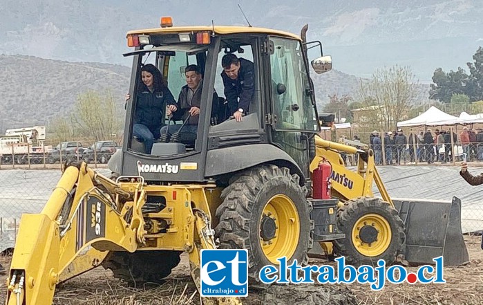 Con maquinaria pesada se estuvo limpiando y desembancando canales de regadío.