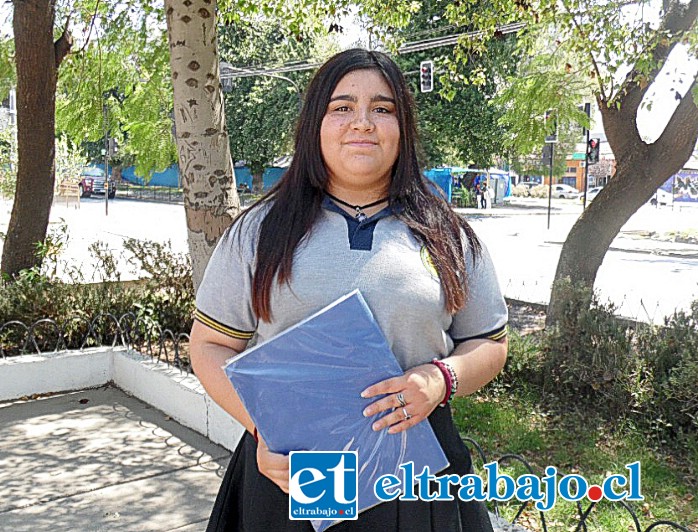 Thiara Arriagada, alumna del Liceo Bicentenario Cordillera, obtuvo el tercer lugar a nivel regional entre tres mil relatos que participaron, con su texto ‘Desde mí’.