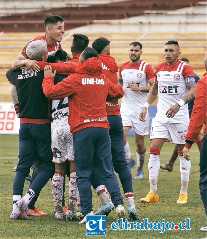 UNIDOS.- Titulares y suplentes celebran la apertura del marcador por parte de Gonzalo Jara.