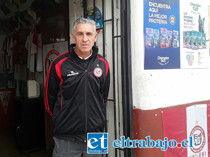 Víctor ‘Vitoco’ Urbina frente a su local ubicado en calle Traslaviña.