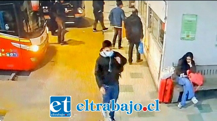 Se presume que este sujeto sería el que le hurtó la mochila con el notebook a la joven mujer que se trasladaba a Santiago.