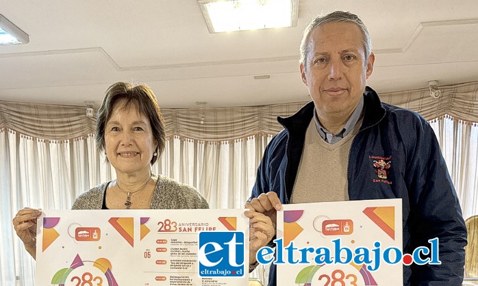 La alcaldesa Carmen Castillo junto al director del Teatro Municipal, Francisco Alarcón, en el lanzamiento de las actividades del mes aniversario.