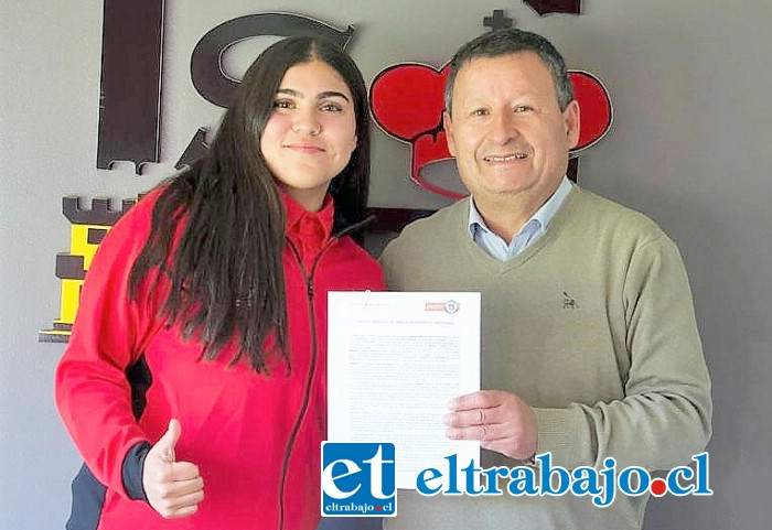 Junto al directivo Eduardo Olivares al momento de firmar su contrato profesional.