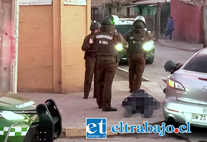 En el suelo, de cúbito abdominal tras recibir cuatro impactos de bala, yace el delincuente herido, pero con vida.