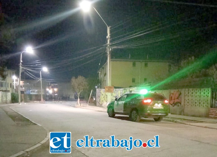 Personal de Carabineros se constituyó en el sitio del suceso poco después del atentado.