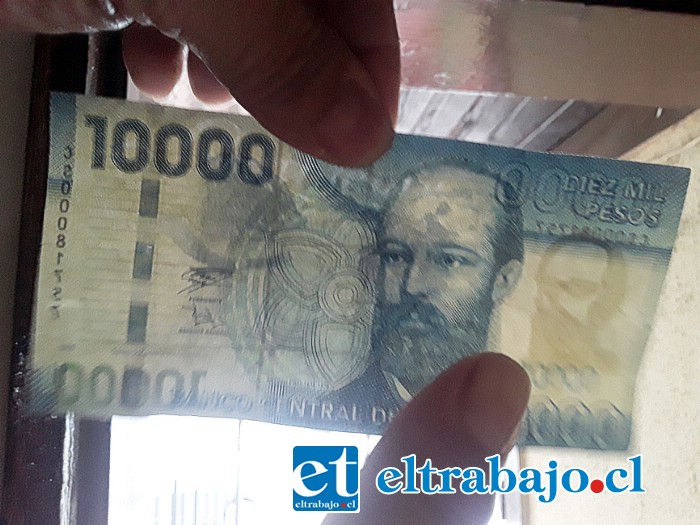 Este es uno de los billetes falsos que apareció este domingo en la Feria Diego de Almagro. Al lado derecho se observa la curiosa imagen.