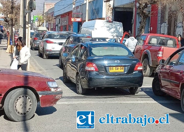 Calle Traslaviña luce todos los días y en todo momento, una fila de autos estacionados a la derecha.