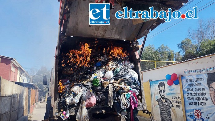 El incendio de la basura provocó enormes llamas al interior del camión recolector, incendio que por fortuna pudo ser rápidamente controlado.