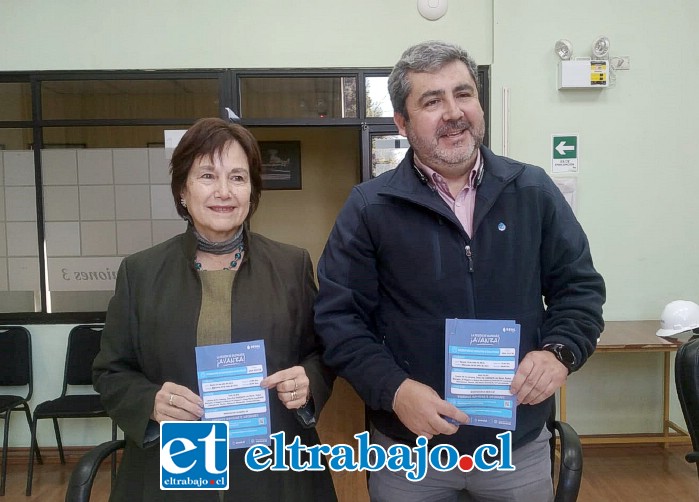 Alcaldesa Carmen Castillo junto al subgerente zonal de Esval, Rodrigo Lastra, entregaron la información.