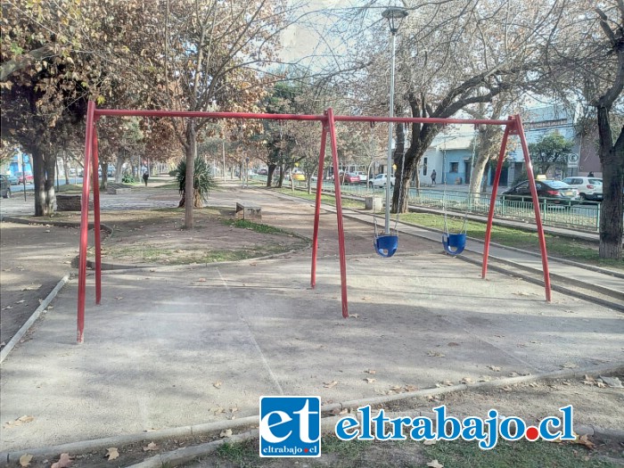 Desconocidos robaron dos columpios de juegos recientemente instalados en la Avenida O´Higgins.