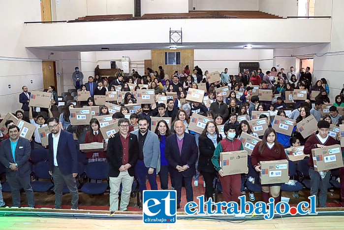 Un total de 112 computadores fueron entregados a estudiantes vulnerables de educación básica de la provincia de San Felipe.