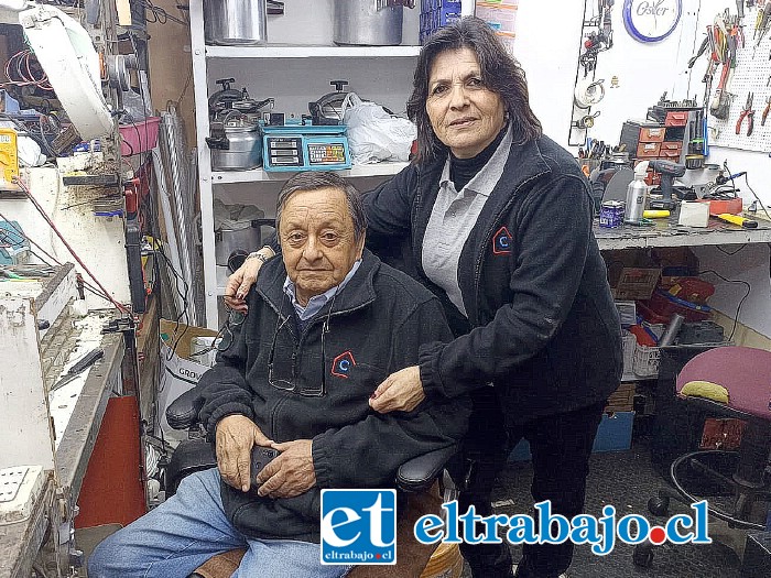 Fernando De La Fuente a sus 71 años de edad, junto a su esposa Leticia, en su taller de reparaciones.