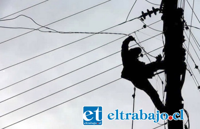 En riesgo vital permanece delincuente que se electrocutó cuando robaba cables del tendido eléctrico. (Imagen referencial).