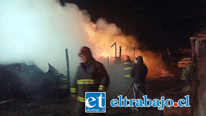 Bomberos trabajó para evitar la propagación de las llamas.