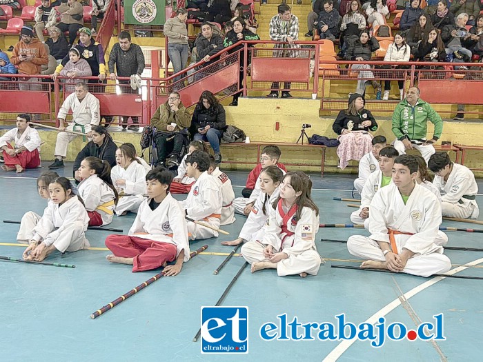 Alumnos esperando su participación en las distintas disciplinas marciales.