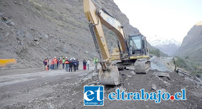 Con maquinaria pesada se intenta despejar la ruta.